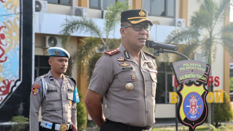 Wakapolresta Palangka Raya, Polda Kalteng, AKBP Moch. Isharyadi Fitriawan, S.I.K., M.M. memimpin pengecekan absensi personel dari seluruh satuan fungsi (satfung) kesatuannya saat pelaksanaan apel, Senin (1/12/2025) pagi.