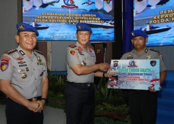 acara juga diwarnai dengan pemberian penghargaan berupa hadiah Umroh, kepada dua (2) personel Ditpolairud Polda Kalteng yang berprestasi dan dedikasi dalam pelaksanaan tugas.