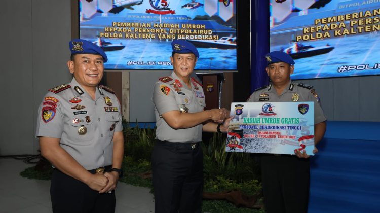 acara juga diwarnai dengan pemberian penghargaan berupa hadiah Umroh, kepada dua (2) personel Ditpolairud Polda Kalteng yang berprestasi dan dedikasi dalam pelaksanaan tugas.