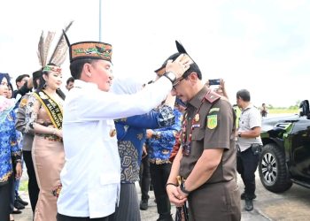 Gubernur Kalimantan Tengah Agustiar Sabran menyambut kedatangan Kepala Kejaksaan Tinggi Provinsi Kalimantan Tengah (Kajati Kalteng) Nurcahyo Jungkung Madyo di VIP Room Isen Mulang Bandara Tjilik Riwut Palangka Raya Senin, (1/12/2025) siang.