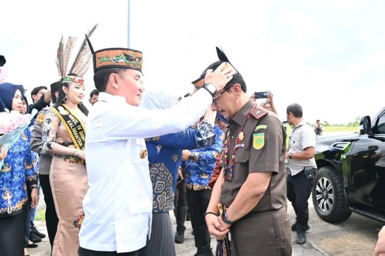Gubernur Kalimantan Tengah Agustiar Sabran menyambut kedatangan Kepala Kejaksaan Tinggi Provinsi Kalimantan Tengah (Kajati Kalteng) Nurcahyo Jungkung Madyo di VIP Room Isen Mulang Bandara Tjilik Riwut Palangka Raya Senin, (1/12/2025) siang.