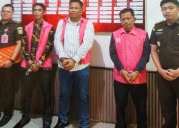 Ketiga tersangka yakni Ketua KPU Pangkep Ichlas (I), Sekretaris KPU Agus Salim (AS), dan Komisioner Muarrif (M).