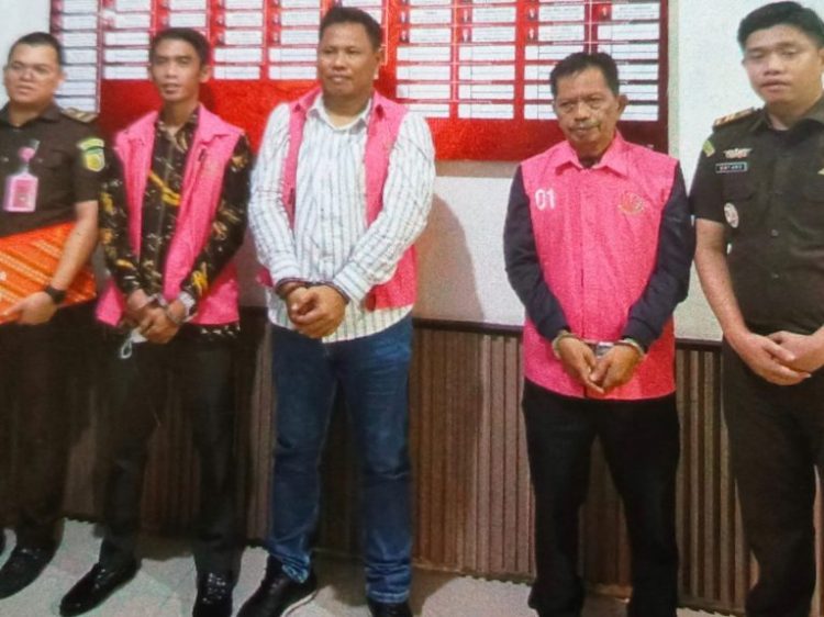 Ketiga tersangka yakni Ketua KPU Pangkep Ichlas (I), Sekretaris KPU Agus Salim (AS), dan Komisioner Muarrif (M).