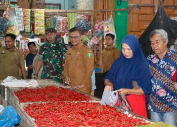 Wali Kota Sabang melalui Asisten Perekonomian dan Pembangunan, Rinaldi Syahputra, bersama Kapolres Sabang AKBP Sukoco dan Dandim 0112/Sabang Letkol Kav. Edi Purwanto, melakukan peninjauan pasar pada Selasa (2/12/25).
