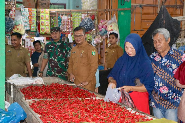 Wali Kota Sabang melalui Asisten Perekonomian dan Pembangunan, Rinaldi Syahputra, bersama Kapolres Sabang AKBP Sukoco dan Dandim 0112/Sabang Letkol Kav. Edi Purwanto, melakukan peninjauan pasar pada Selasa (2/12/25).