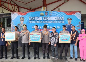 Pengiriman bantuan tersebut, dilepas langsung oleh Kapolda Kalteng Irjen Pol Iwan Kurniawan, S.IK., M.Si. didampingi Wakapolda Brigjen Pol Dr. Rakhmad Setyadi, S.IK., S.H., M.H. dan sejumlah pejabat utama serta personel Polda, bertempat di Terminal Cargo Bandara Tjilik Riwut Palangka Raya, Selasa (2/12/2025).