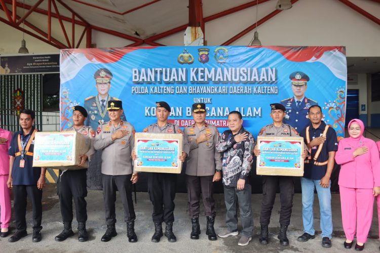 Pengiriman bantuan tersebut, dilepas langsung oleh Kapolda Kalteng Irjen Pol Iwan Kurniawan, S.IK., M.Si. didampingi Wakapolda Brigjen Pol Dr. Rakhmad Setyadi, S.IK., S.H., M.H. dan sejumlah pejabat utama serta personel Polda, bertempat di Terminal Cargo Bandara Tjilik Riwut Palangka Raya, Selasa (2/12/2025).
