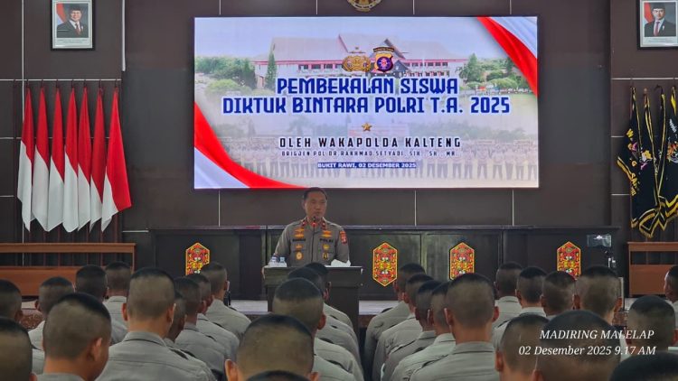 Wakapolda Kalimantan Tengah (Kalteng) Brigjen Pol Dr. Rakhmad Setyadi, S.I.K., S.H., M.H., memberi pembekalan 143 siswa Sekolah Polisi Negara (SPN) Polda Kalteng, Selasa (2/12/2025).