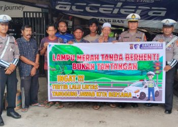 Satlantas Polresta Palangka Raya terus meningkatkan kesadaran masyarakat dalam tertib berlalu lintas melalui kegiatan Dikmas Lantas bertajuk Polantas Menyapa yang dilaksanakan di Jalan Tjilik Riwut Km 9 (Kompleks Amang Ban), Rabu (3/12/2025) pagi.