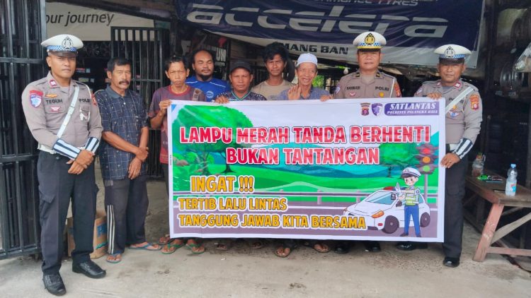 Satlantas Polresta Palangka Raya terus meningkatkan kesadaran masyarakat dalam tertib berlalu lintas melalui kegiatan Dikmas Lantas bertajuk Polantas Menyapa yang dilaksanakan di Jalan Tjilik Riwut Km 9 (Kompleks Amang Ban), Rabu (3/12/2025) pagi.