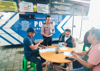 Kanit Regident Satlantas Polresta Palangka Raya, Ipda Tri Marsono, memberikan edukasi tertib berlalu lintas kepada para pemohon Surat Izin Mengemudi (SIM) di Kantor Satpas Polresta Palangka Raya, Selasa (2/12/2025) pagi.