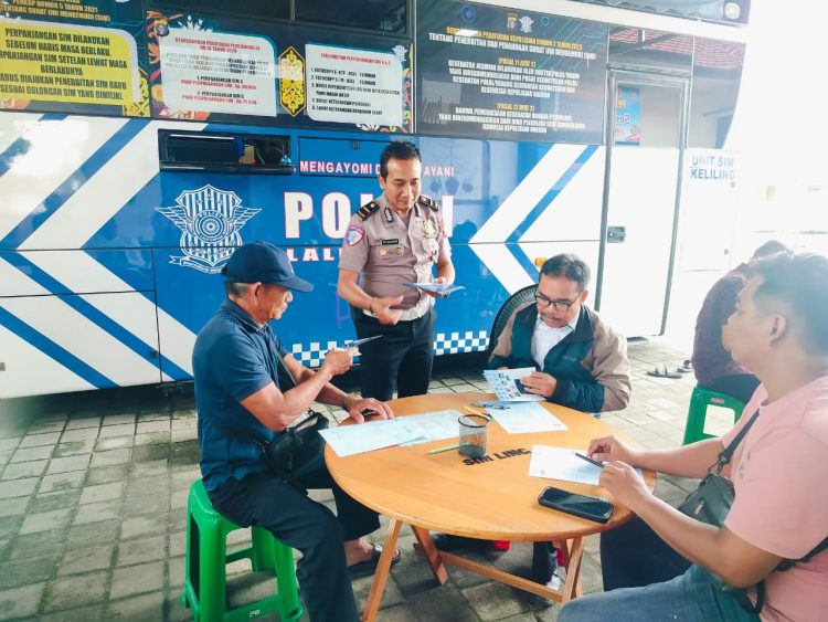 Kanit Regident Satlantas Polresta Palangka Raya, Ipda Tri Marsono, memberikan edukasi tertib berlalu lintas kepada para pemohon Surat Izin Mengemudi (SIM) di Kantor Satpas Polresta Palangka Raya, Selasa (2/12/2025) pagi.