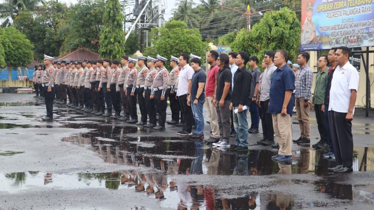 Jajaran Polresta Palangka Raya melaksanakan apel pagi yang dipimpin Kabag SDM AKP Prio Amboro dan diikuti para kabag, kasat, kasi, perwira, serta bintara dan ASN.