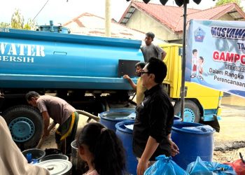 Petugas bersama masyarakat tampak melakukan pengisian air bersih dari mobil tangki untuk kebutuhan warga terdampak banjir di Kabupaten Pidie Jaya, Aceh. Kegiatan ini menjadi bagian dari pemantauan lapangan yang dilakukan tim BP Taskin dalam memastikan distribusi bantuan dan pemenuhan kebutuhan dasar berlangsung dengan baik selama masa tanggap darurat bencana.