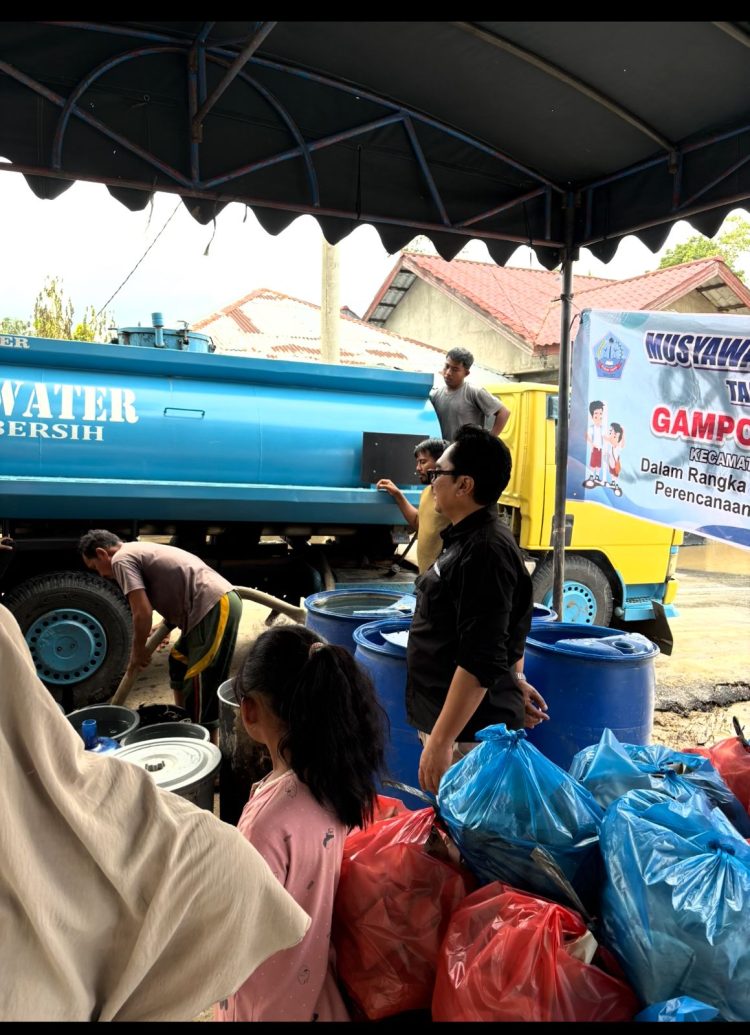 Petugas bersama masyarakat tampak melakukan pengisian air bersih dari mobil tangki untuk kebutuhan warga terdampak banjir di Kabupaten Pidie Jaya, Aceh. Kegiatan ini menjadi bagian dari pemantauan lapangan yang dilakukan tim BP Taskin dalam memastikan distribusi bantuan dan pemenuhan kebutuhan dasar berlangsung dengan baik selama masa tanggap darurat bencana.