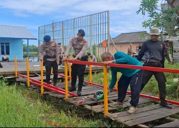 Personel Satuan Brimob Polda Kalimantan Tengah kembali menunjukkan kepedulian nyata terhadap dunia pendidikan dengan melaksanakan perbaikan jembatan rusak di lingkungan SDN Tanjung Putri, Jalan Dusun Pendualangan RT 02, Desa Tanjung Putri, Kecamatan Arut Selatan, pada Kamis (4/12/2025).