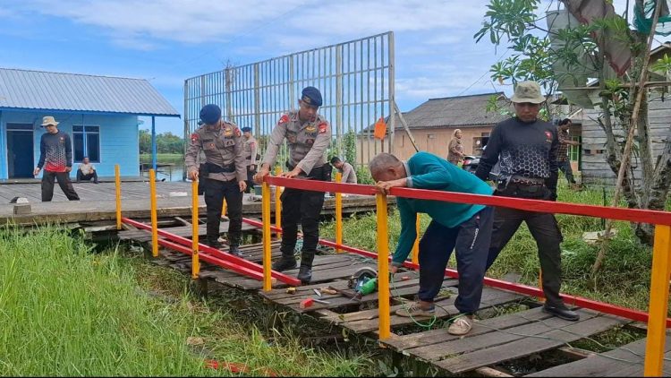 Personel Satuan Brimob Polda Kalimantan Tengah kembali menunjukkan kepedulian nyata terhadap dunia pendidikan dengan melaksanakan perbaikan jembatan rusak di lingkungan SDN Tanjung Putri, Jalan Dusun Pendualangan RT 02, Desa Tanjung Putri, Kecamatan Arut Selatan, pada Kamis (4/12/2025).