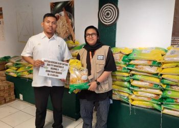 Perwakilan Manajemen PTPN IV Regional II Kebun Pasir Mandoge, (kiri) didampingi perwakilan Komunitas Peduli Bencana saat menyerahkan bantuan kemanusiaan untuk korban bencana alam di Tapanuli Tengah, Rabu (03/12/2025). Bantuan berupa beras, minyak goreng, gula, mie instan, dan obat-obatan ini merupakan bentuk kepedulian perusahaan terhadap masyarakat terdampak.
