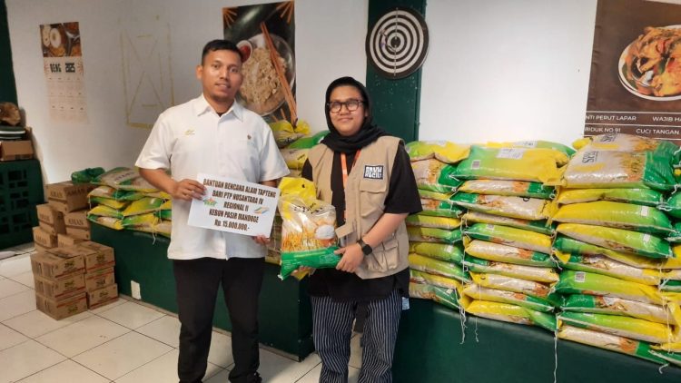 Perwakilan Manajemen PTPN IV Regional II Kebun Pasir Mandoge, (kiri) didampingi perwakilan Komunitas Peduli Bencana saat menyerahkan bantuan kemanusiaan untuk korban bencana alam di Tapanuli Tengah, Rabu (03/12/2025). Bantuan berupa beras, minyak goreng, gula, mie instan, dan obat-obatan ini merupakan bentuk kepedulian perusahaan terhadap masyarakat terdampak.