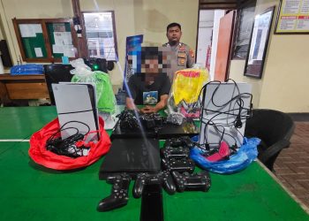 Kamis malam (4/12/2025), suasana depan Mapolsek Bukit Batu mendadak tegang ketika petugas melakukan pencegatan terhadap seorang pria yang diduga kuat sebagai pelaku tindak pidana pencurian lintas wilayah.