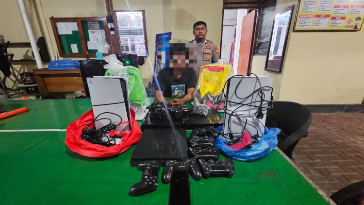 Kamis malam (4/12/2025), suasana depan Mapolsek Bukit Batu mendadak tegang ketika petugas melakukan pencegatan terhadap seorang pria yang diduga kuat sebagai pelaku tindak pidana pencurian lintas wilayah.