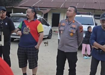 Seorang petugas kepolisian bersama sejumlah warga tampak berada di lokasi areal perkebunan dalam suasana pemantauan situasi terkait konflik pengelolaan lahan eks CV Makmur Jaya Sentosa. Kehadiran aparat dilakukan untuk menjaga ketertiban dan memastikan kondisi tetap kondusif di tengah memanasnya situasi di lapangan.