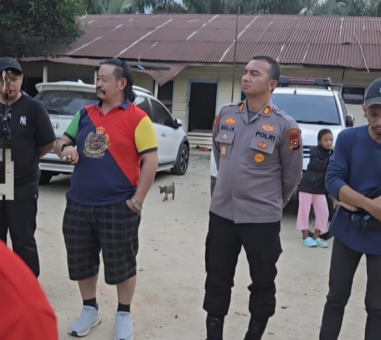 Seorang petugas kepolisian bersama sejumlah warga tampak berada di lokasi areal perkebunan dalam suasana pemantauan situasi terkait konflik pengelolaan lahan eks CV Makmur Jaya Sentosa. Kehadiran aparat dilakukan untuk menjaga ketertiban dan memastikan kondisi tetap kondusif di tengah memanasnya situasi di lapangan.