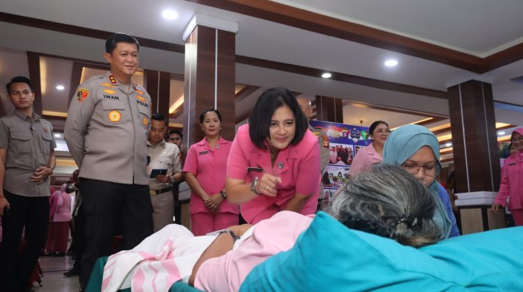 Kepolisian Daerah Kalimantan Tengah (Kalteng) menggelar kegiatan Bakti Kesehatan (Baktikes) bagi masyarakat secara gratis, bertempat di Aula Arya Dharma, Mapolda setempat, Jl. Tjilik Riwut Km. 1, Kota Palangka Raya, Jumat (5/12/2025).