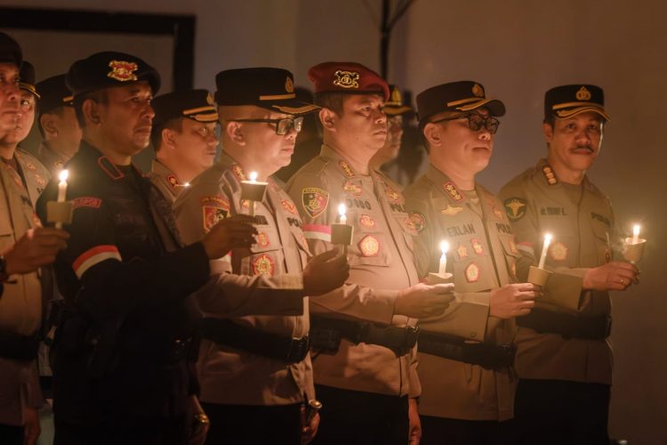 Kapolda Kalimantan Tengah (Kalteng) Irjen Pol Iwan Kurniawan, S.IK., M.Si. memimpin langsung acara renungan kebangsaan dalam rangka apel kasatwil jajaran Polda Kalteng, bertempat di Gedung Graha Bhayangkara, Jl. Tjilik Riwut Km.1, Mapolda setempat, Jumat (5/12/2025) malam.