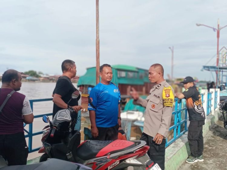 Pada Sabtu, 6 Desember 2025 pukul 16.15 WIB, Aipda Sumardi melaksanakan giat patroli dialogis di kawasan Pelabuhan Rambang yang dikenal sebagai lokasi wisata kuliner di Jalan Riau, Kelurahan Pahandut, Kota Palangka Raya.