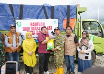 Melalui jalur darat, bantuan diserahkan langsung oleh Wali Kota Sabang Zulkifli H. Adam bersama Dandim 0112/Sabang Letkol Kav. Edi Purwanto, Sekretaris Daerah Andri Nourman, jajaran Pemko, serta organisasi wanita. Rombongan ini membawa donasi dari masyarakat Sabang untuk disalurkan kepada korban banjir di Kabupaten Pidie Jaya dan Kabupaten Bireun.