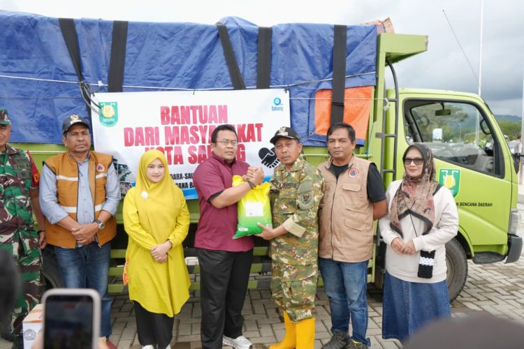 Melalui jalur darat, bantuan diserahkan langsung oleh Wali Kota Sabang Zulkifli H. Adam bersama Dandim 0112/Sabang Letkol Kav. Edi Purwanto, Sekretaris Daerah Andri Nourman, jajaran Pemko, serta organisasi wanita. Rombongan ini membawa donasi dari masyarakat Sabang untuk disalurkan kepada korban banjir di Kabupaten Pidie Jaya dan Kabupaten Bireun.