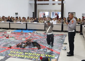 Kegiatan ini dipimpin oleh Wakapolda Brigjen Pol Dr. Rakhmad Setyadi, S.IK., S.H., M.H., dan dihadiri oleh pejabat utama Polda, para Kapolres, Kabaops, Kasat, dan Kapolsek jajaran Polda Kalteng.