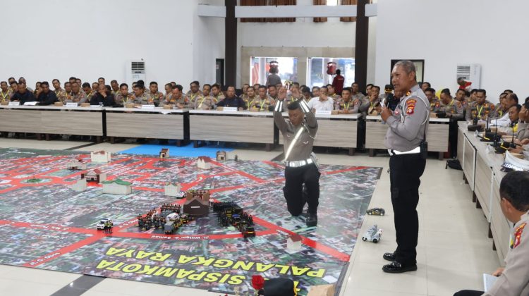 Kegiatan ini dipimpin oleh Wakapolda Brigjen Pol Dr. Rakhmad Setyadi, S.IK., S.H., M.H., dan dihadiri oleh pejabat utama Polda, para Kapolres, Kabaops, Kasat, dan Kapolsek jajaran Polda Kalteng.