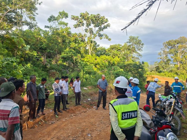 Aksi penutupan operasional tambang batubara PT Bara Energi Lestari digampong Alue Buloh yang menuntut untuk menjadi pelaksana pengadaan bahan baku catering untuk karyawan perusahaan tambang batu bara dikawasan tersebut.