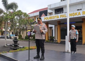 Kapolresta Palangka Raya, Kombes Pol. Dedy Supriadi, S.I.K., M.H., memimpin pelaksanaan apel pagi di halaman Mapolresta Palangka Raya, Senin (8/12/2025).