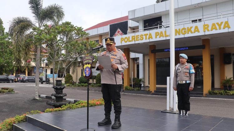 Kapolresta Palangka Raya, Kombes Pol. Dedy Supriadi, S.I.K., M.H., memimpin pelaksanaan apel pagi di halaman Mapolresta Palangka Raya, Senin (8/12/2025).