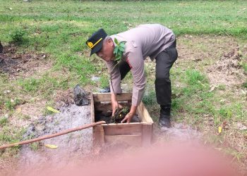 Polsek Bukit Batu berpartisipasi dalam kegiatan penanaman pohon sekaligus pembagian bibit kepada masyarakat di Kebun Buah KTH Palangka Raya Bertani, Senin (8/12/2025).