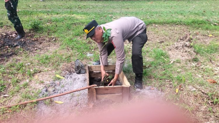 Polsek Bukit Batu berpartisipasi dalam kegiatan penanaman pohon sekaligus pembagian bibit kepada masyarakat di Kebun Buah KTH Palangka Raya Bertani, Senin (8/12/2025).