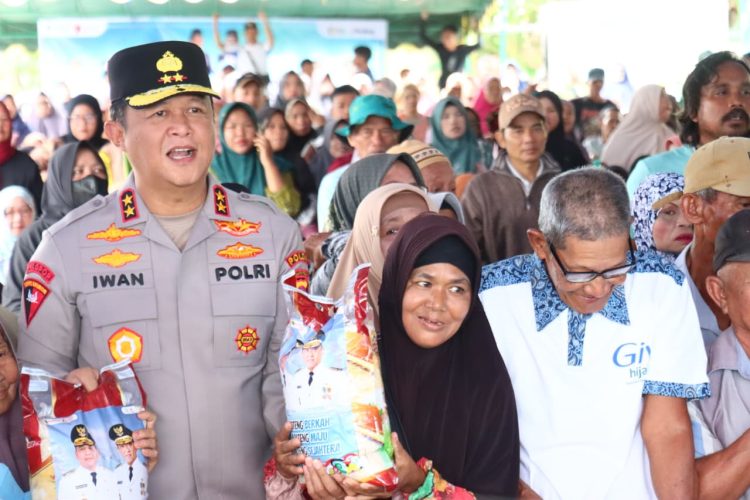Kapolda Kalimantan Tengah (Kalteng), Irjen Pol Iwan Kurniawan, S.IK., M.Si. , mendampingi Gubernur H. Agustiar Sabran, dalam kunjungan kerja ke Kabupaten Kotawaringin Barat (Kobar), Senin (8/12/2025).