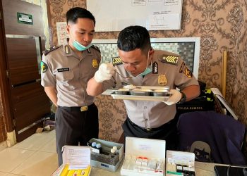 Personel Seksi Dokkes Polres Ogan Ilir melaksanakan pemeriksaan keamanan pangan (Food Security) terhadap makanan MBG program SPPG Polri pada Senin, 8 Desember 2025, bertempat di Klinik Polres Ogan Ilir.