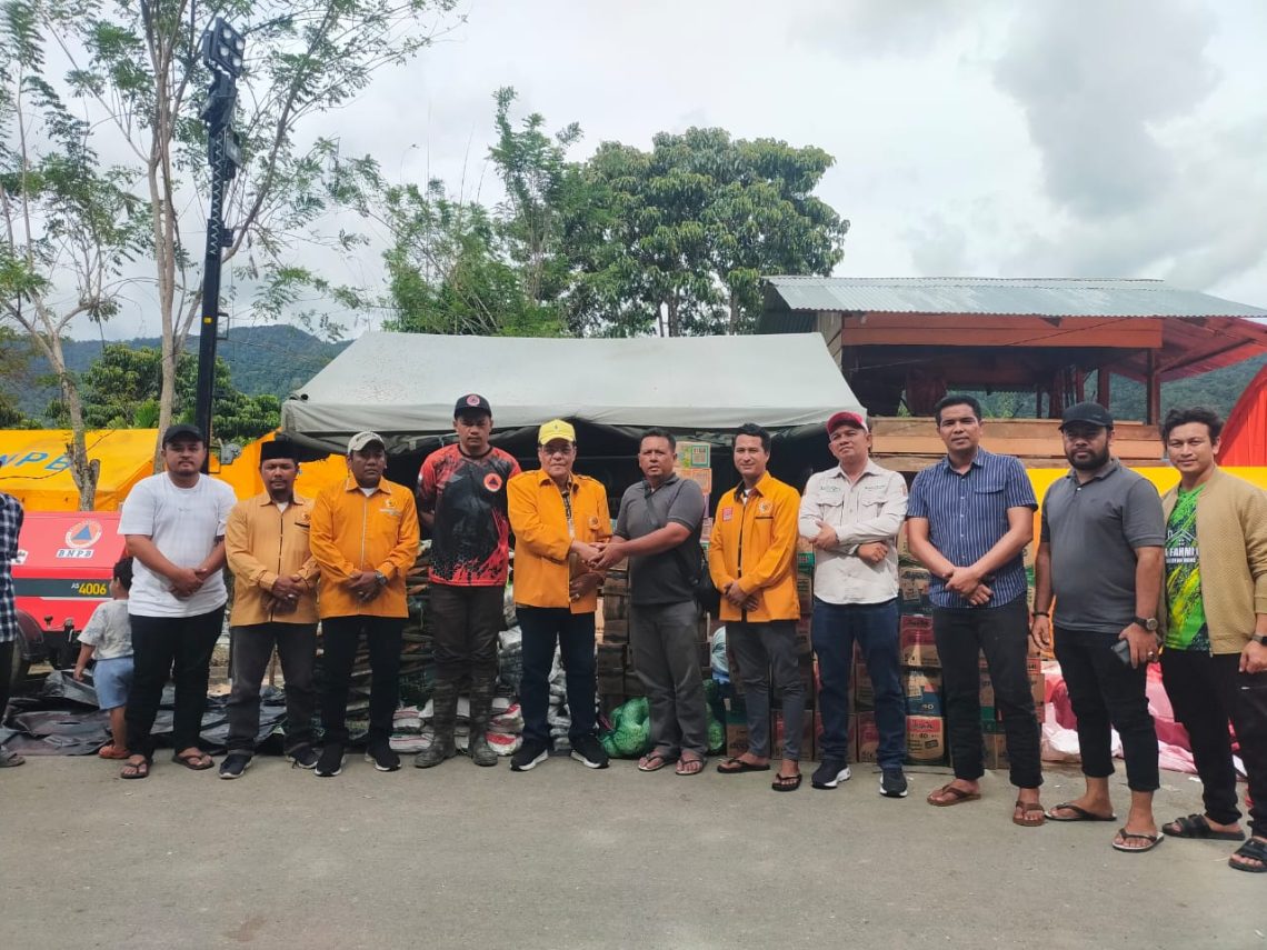 Diberikan langsung oleh ketua MKGR kabupaten Nagan Raya Teuku Jamalul Alamuddin,S.Sos., MM di dampingi Fadli Griya Fahmi beserta pengurus dan anggota MKGR kabupaten Nagan Raya. Bantuan sosial dari MKGR kabupaten Nagan Raya di terima langsung oleh Zulkifli Camat Beutong Ateuh banggalang.
