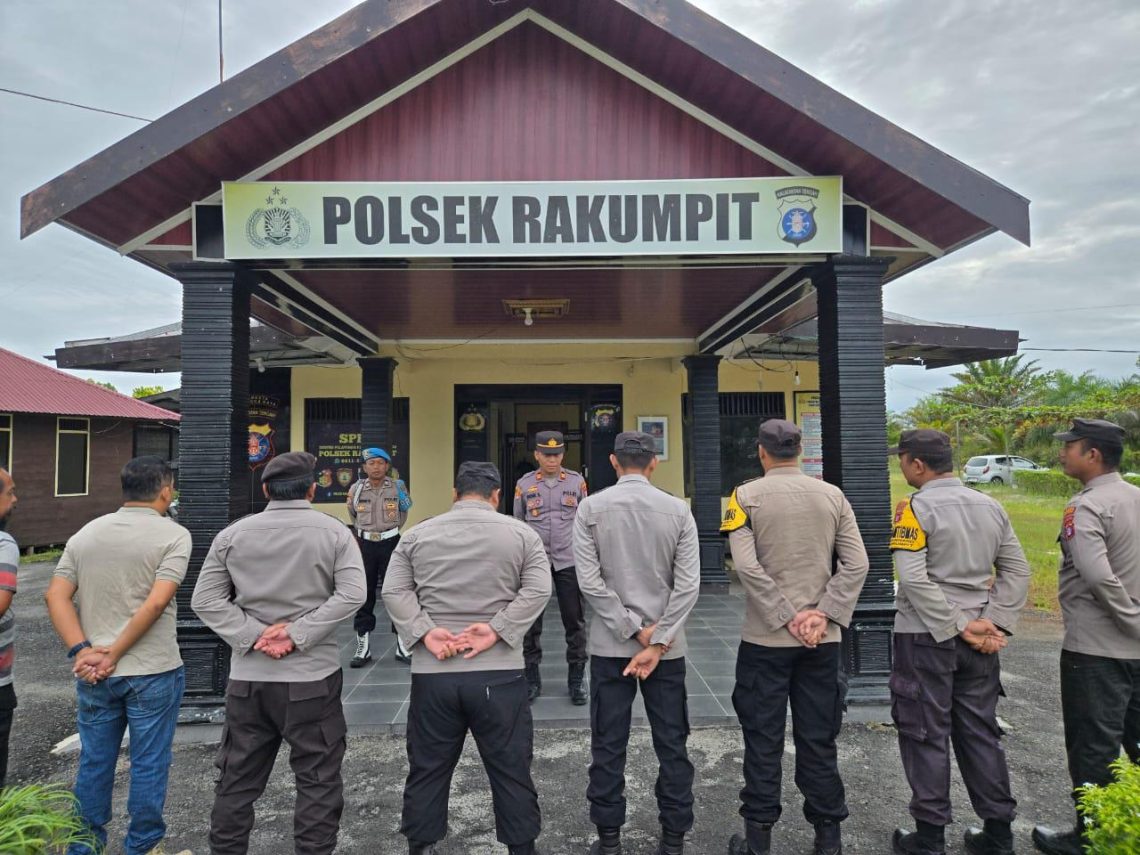 Kapolsek Rakumpit Iptu Didik Suhardianto memberikan arahan kepada personelnya saat pelaksanaan apel pagi di Mapolsek Rakumpit, Selasa (9/12/2025).