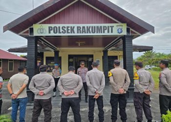 Kapolsek Rakumpit Iptu Didik Suhardianto memberikan arahan kepada personelnya saat pelaksanaan apel pagi di Mapolsek Rakumpit, Selasa (9/12/2025).