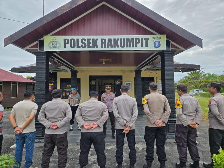 Kapolsek Rakumpit Iptu Didik Suhardianto memberikan arahan kepada personelnya saat pelaksanaan apel pagi di Mapolsek Rakumpit, Selasa (9/12/2025).