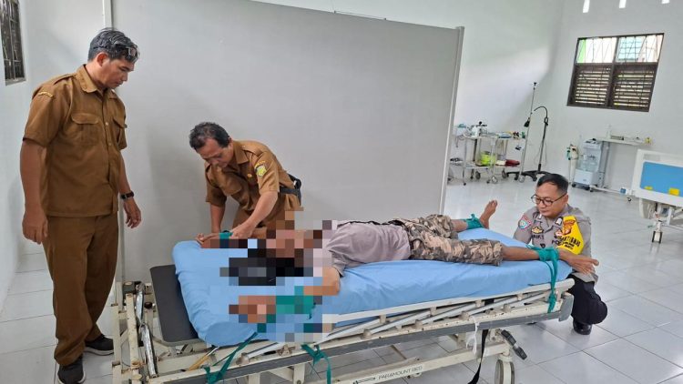 Personel Bhabinkamtibmas Polsek Bukit Batu melaksanakan pendampingan dan pengawalan terhadap seorang warga yang membutuhkan penanganan medis lanjutan di Rumah Sakit Jiwa Kalawa Atei.