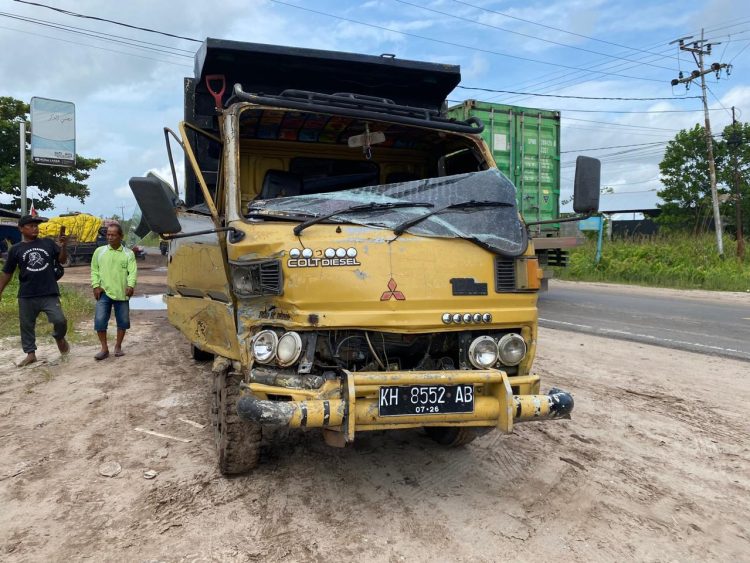 Personel Piket Polsek Sabangau Polresta Palangka Raya bergerak cepat menindaklanjuti laporan masyarakat terkait kecelakaan lalu lintas yang terjadi di Jalan Mahir Mahar Km 12, tepatnya di simpang Jalan Sanang.