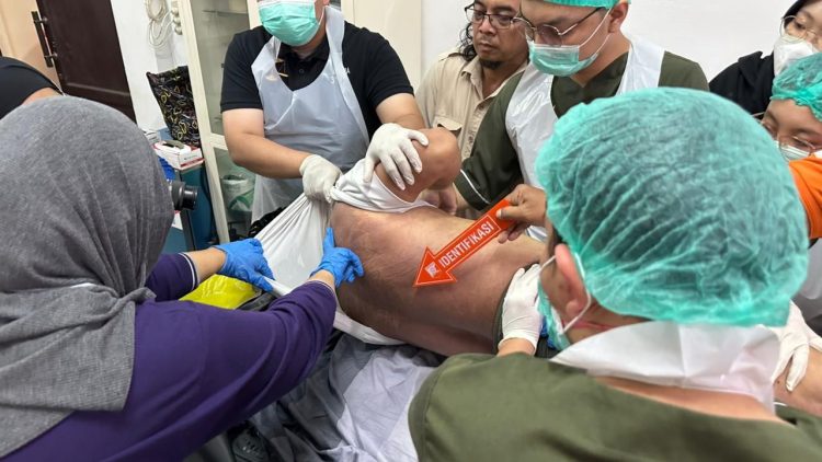 Jajaran Polresta Palangka Raya melakukan penanganan cepat terhadap laporan penemuan seorang laki-laki yang ditemukan meninggal dunia di dalam kamar sebuah kantor perusahaan di Jalan Menteng V, Kelurahan Menteng, Kecamatan Jekan Raya, Selasa (9/12/2025).