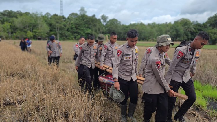 Pada Selasa (9/12/2025) pagi, personel Brimob turun langsung melakukan perbaikan jembatan di Desa Netampin, Kecamatan Dusun Tengah, Kabupaten Barito Timur.