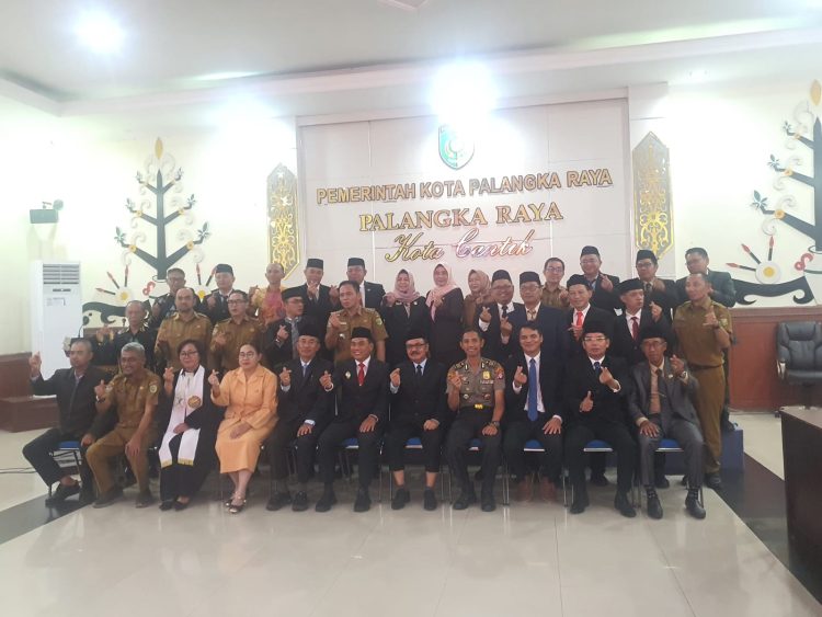 Polresta Palangka Raya melalui Kabag SDM AKP Prio Amboro menghadiri pelantikan dan pengambilan sumpah janji Jabatan Pimpinan Tinggi (JPT) Pratama di lingkungan Pemerintah Kota Palangka Raya, Selasa malam (9/12/2025).